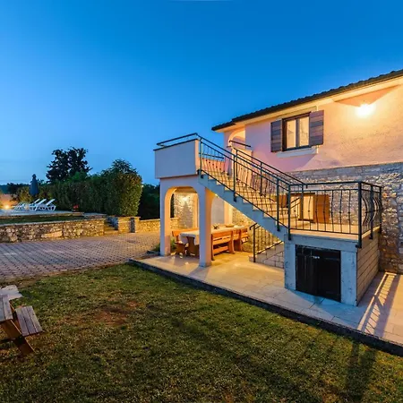 House Legovich With Private Pool Muntrilj