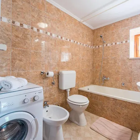 House Legovich With Private Pool * Muntrilj